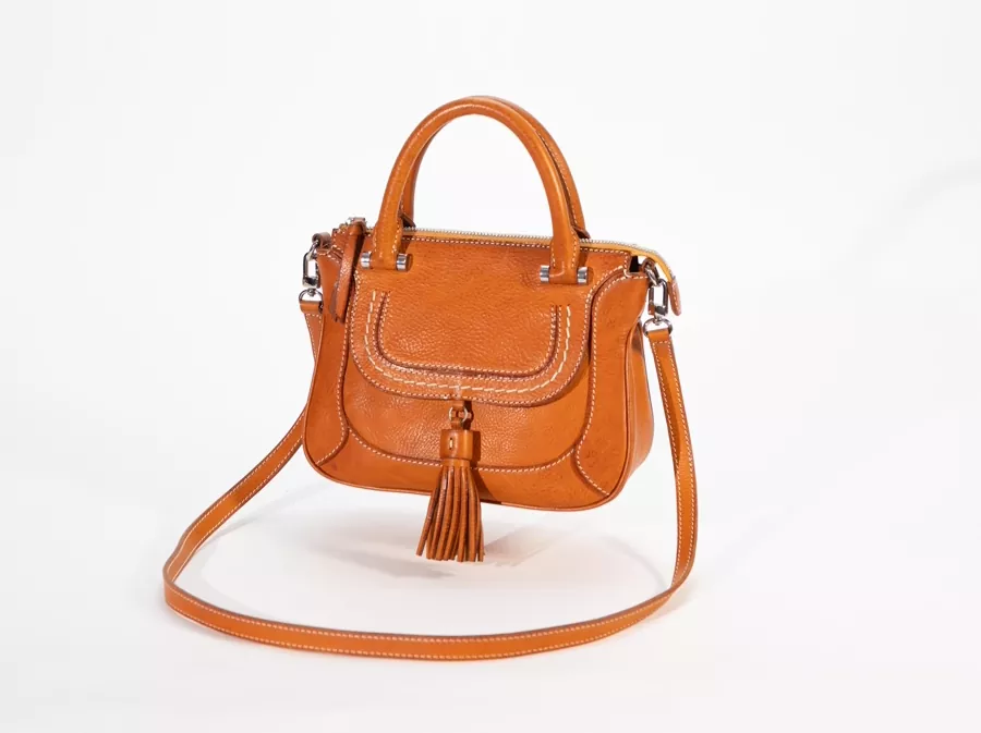 Diseinatzaile larruzko poltsek 